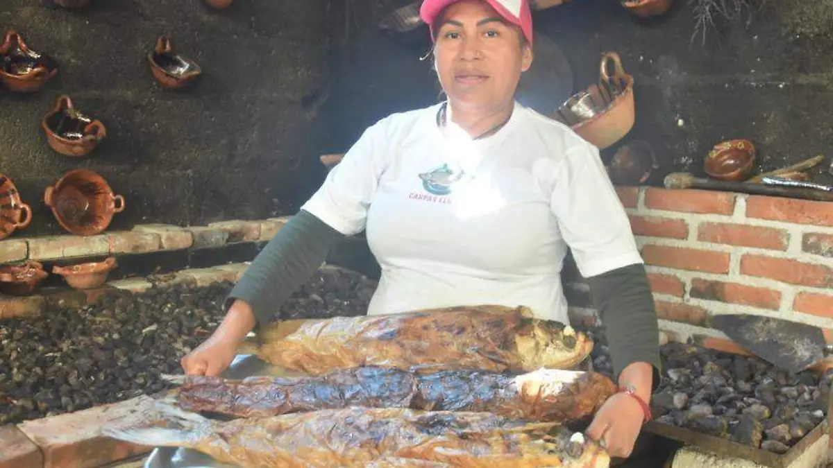 Lluvia Flores Quiroz, restaurantera de San José Atoyatenco, prepara pescado plateado al gusto de los comensalesTOMÁS BAÑOS